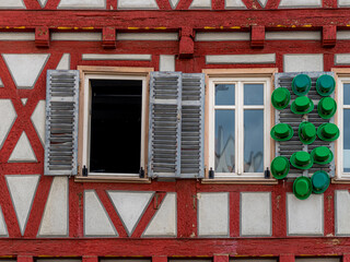 Hausfassade in Kirchheim unter Teck geschmückt mit grünen Zylindern 