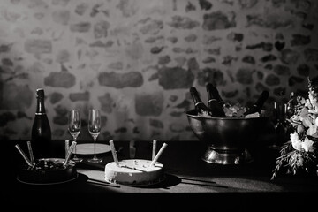 Desserts et champagne pour célébrer le mariage  - obrazy, fototapety, plakaty