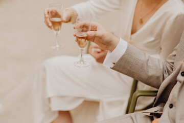 Les mariés levant leurs verres de champagne