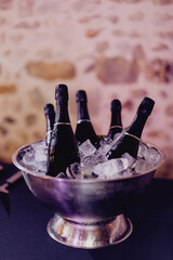 Bouteilles de champagne dans leur seau de glaçons
