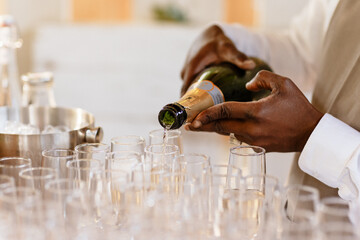 Serveur remplissant les flûtes de champagne