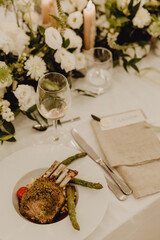 Le repas du mariage servi à l'assiette