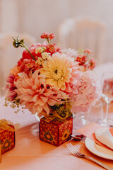 Obraz na płótnie Canvas Bouquet de fleurs coloré au centre de la table rose