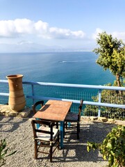 Reaurant mit Ausblick aufs Meer auf Kreta