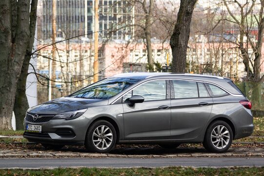Opel Astra K (B16) Sports Tourer estate car parked