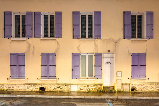 Roissy en France, dom nocą, kolorowe okiennice