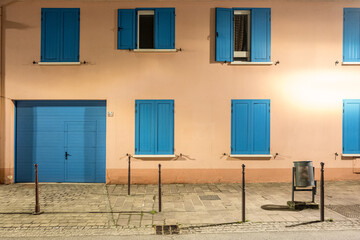 Roisy en France kolorowe okiennice, noc, miasteczko