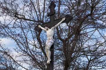 Bildstock in Weißdorn, Jesus am Kreuz in Dornbusch