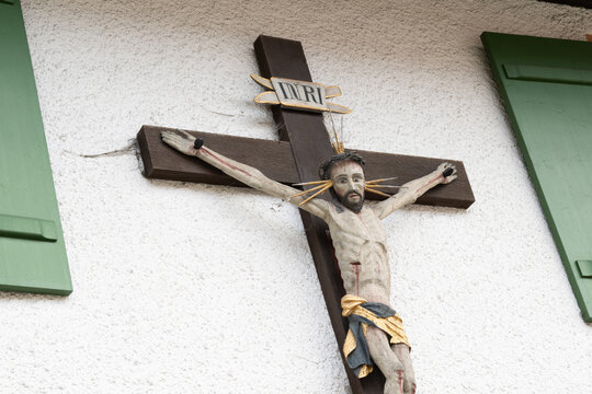 Jesus Christus am Kreuz, Kruzifix, Bauernhof, Deutschland, Bayern,