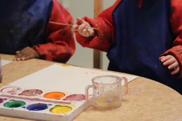 Children paint with paint.  Children are painting. Image lesson for preschool children.