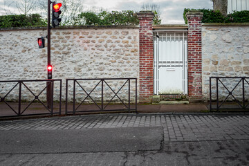 Roissy-en-France, dolina Oise, ulica, brama w murze - obrazy, fototapety, plakaty