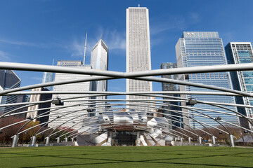 famous entrance of the millenium park in the center of Chicago city with the skyline of downtown - obrazy, fototapety, plakaty