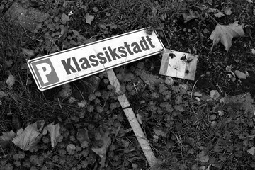 Alte herausgerissene Blechschilder und Hinweisschilder in der Grünanlage neben dem Parkplatz in der Klassikstadt im Stadtteil Fechenheim in Frankfurt am Main in Hessen in klassischem Schwarzweiß