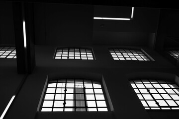 Schöne alte Fabrikfenster und moderne Leuchtstoffröhren in historischer Industriearchitektur im Sommer in der Klassikstadt im Stadtteil Fechenheim in Frankfurt am Main in Hessen Schwarzweiß