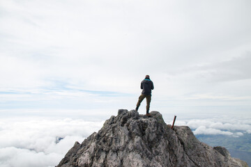 Obraz premium One man standing at the top of a mountain covered with snow in New Zealand
