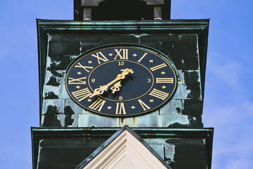 Zegar na wieży w bazylice na Górze Świętej Anny