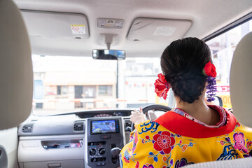沖縄県那覇市で琉装で車を運転する２０代の若い日本人女性 A young Japanese...