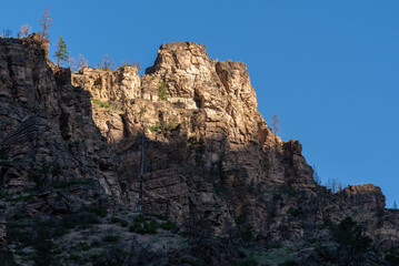 Fototapeta na wymiar In a summer morning, cliffs viewed from the grizzly creek trail in the Glenwood Canyon, White River National Forest (Glenwood Springs, Colorado, United-States)