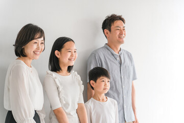 Fototapeta premium 笑顔の仲良しアジア人家族（親子・姉弟・4人） 