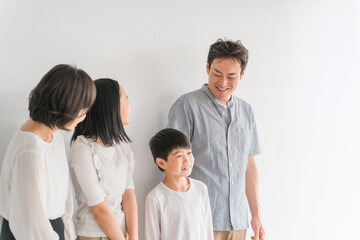 笑顔の仲良しアジア人家族（親子・姉弟・4人）
