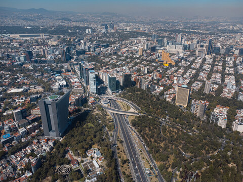 Vista a&eacute;rea de la ciudad de M&eacute;xico en el atardecer