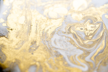 textura de resina epóxica con polvo dorado metálico brillante