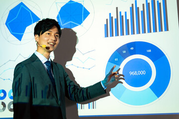 プロジェクターを使ってプレゼンテーションする男性