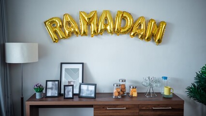 Ramadan Gold Balloon Text on the Wall | Ramdan Mubarak wallpaper 