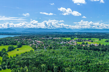 Fototapeta na wymiar Sommer am westlichen Starnberger See rund um den Höhenrieder Park, Blick über Bernried zum Alpenrand