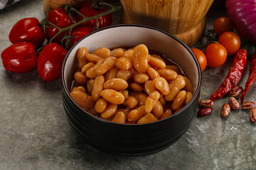 Canned beans in tomato sauce