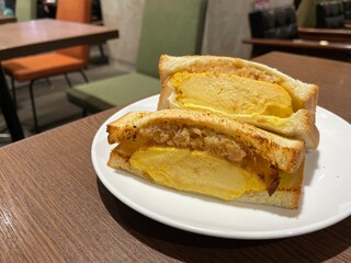出汁の効いた厚焼き玉子サンドイッチ