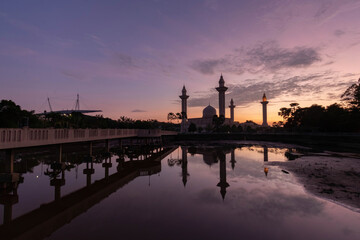 Fototapeta na wymiar Beautiful landscape of a mosque in Shah Alam Selangor during sunrise