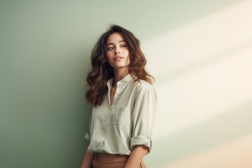Obraz premium In the background image, a young female model radiates confidence, offering a strong presence and a poised demeanor, with abundant space available for customization.