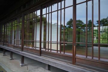 日本の四国、香川県、高松にある玉藻公園の披雲閣。たまも公園にある古い日本建築の家屋。 - obrazy, fototapety, plakaty