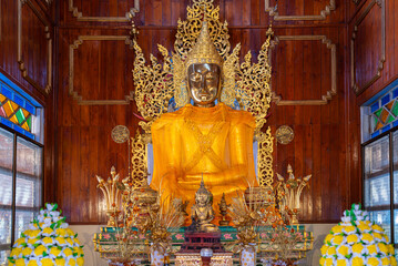 Wat Hua Wiang in the town of Mae Hong Son in Northern Thailand, houses the Phra Chao Pharalakhaeng, a gilded Buddha statue dressed in beautiful attire. It is a replica of a major statue in Mandalay