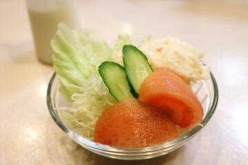 きゅうり、レタス、トマト、キャベツのサラダ