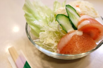 きゅうり、レタス、トマト、キャベツのサラダ