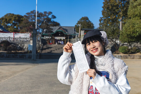 神社を参拝する女性