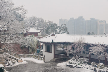 Fototapeta na wymiar Snow view of Wuhan Yellow Crane Tower Park