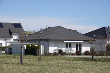 Haus in einem Neubaugebiet © Fotolyse