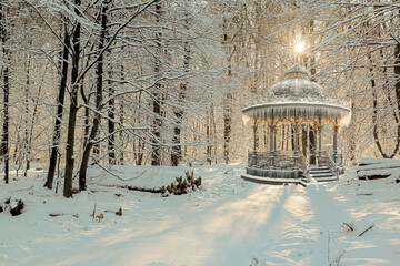 Pavillion im Winterwald