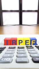 Testo delle lettere dell'imposta sul reddito IRPEF su cubi di legno Focus sul primo piano della...