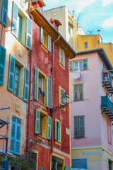 Obraz premium Nice, France, 02/13/2024: The architecture of the old town in Nice boasts a blend of Italian style with French motifs, characterized by colorful houses and narrow streets.