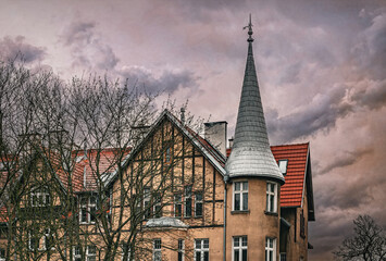 Obraz premium Ancient spooky abandoned house and dramatic sky