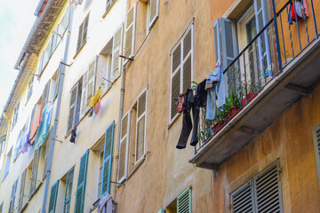Fototapeta premium Nice, France, 02/13/2024: The architecture of the old town in Nice boasts a blend of Italian style with French motifs, characterized by colorful houses and narrow streets.