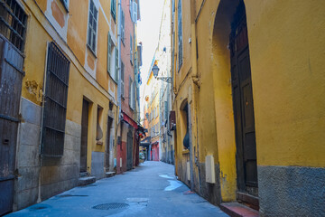 Fototapeta premium Nice, France, 02/13/2024: The architecture of the old town in Nice boasts a blend of Italian style with French motifs, characterized by colorful houses and narrow streets.