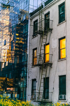 Fototapeta Old style building and modern steel and glass skyscraper seen in Chelsea, Manhattan in New York City, United States.