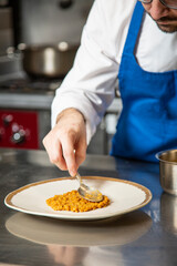 pescado lomo de pescado servido sobre un rissotto de arroz marinero con alioli de algas verde delicioso y sabroso, alimento, cocción, chef, mano, cocina, carne, restaurante, comida, chapa, cena, cuchi