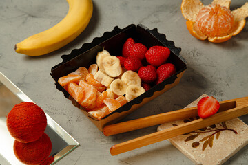 banana, strawberry and mandarin slices in the composition