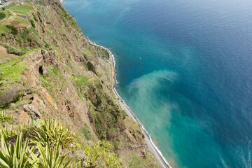 Aussicht von der Klippe Cabo Girão auf den Strand von  Funchal und Câmara de Lobos auf der Insel...